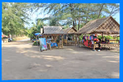 Пляжный Ресторан из соломы и бамбука рядом с Anantara Villas