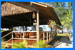 ресторан Seaside Cottages & Restaurant, расположен на берегу пляжа Май Као Бич,